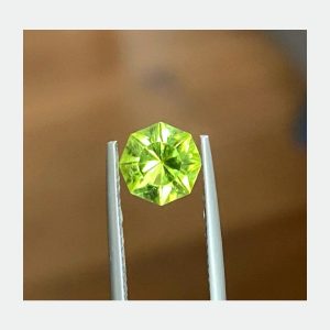 Natural Vivid Green Green Peridot 1.29ct